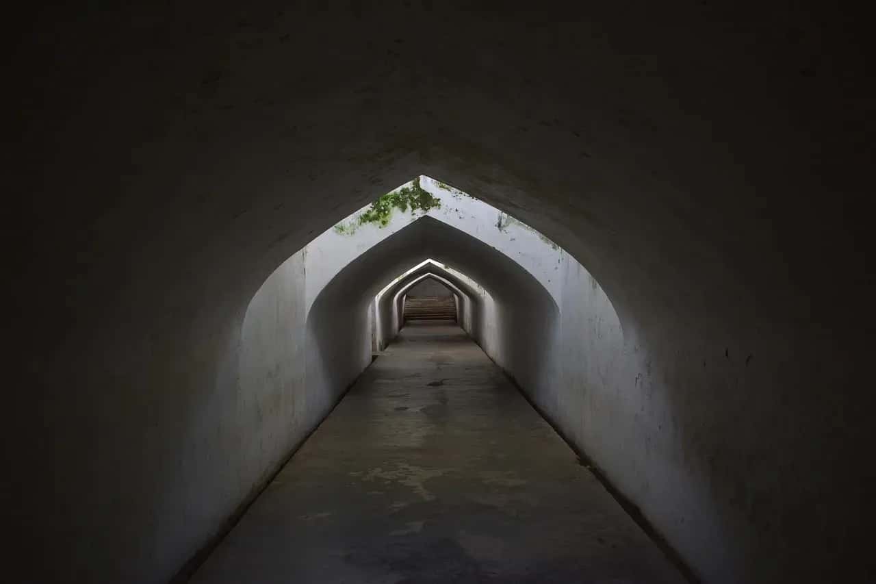 Motyw emigracji w literaturze: od romantyzmu po współczesność pełna analiza